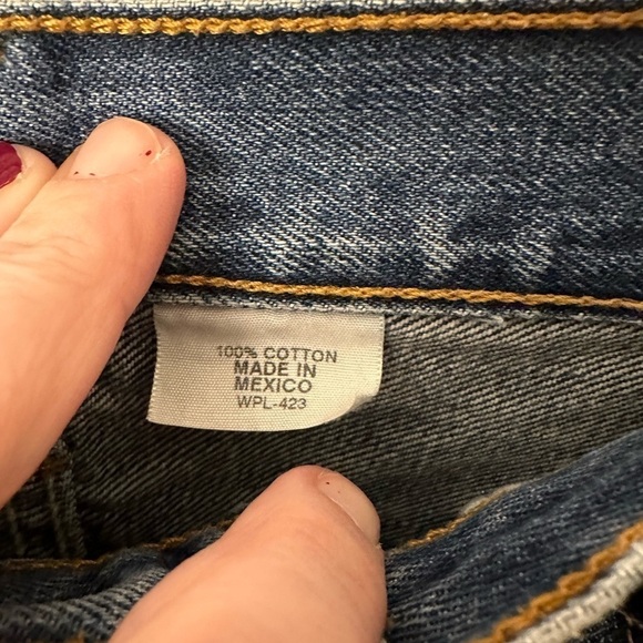 Levi’s woman’s raw hem button-fly boho 70's distressed denim short. 34 - Picture 4 of 7